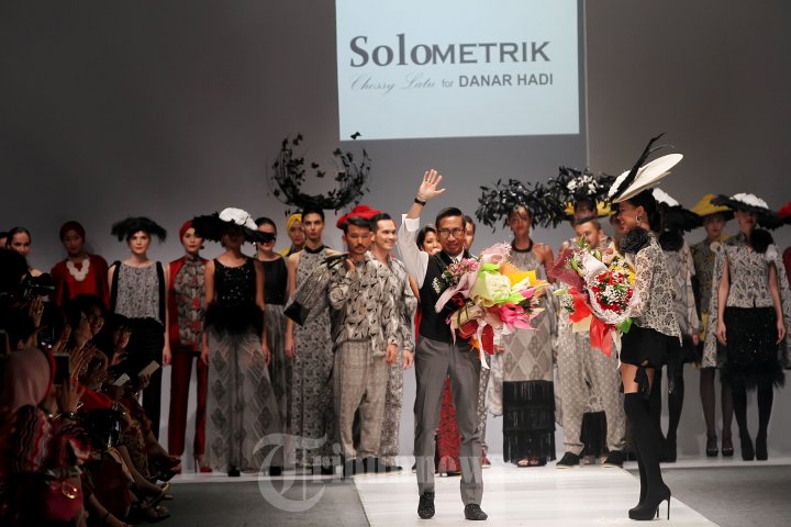 Fashion Show Cossy Latu Featuring Danar Hadi di JFW 2015