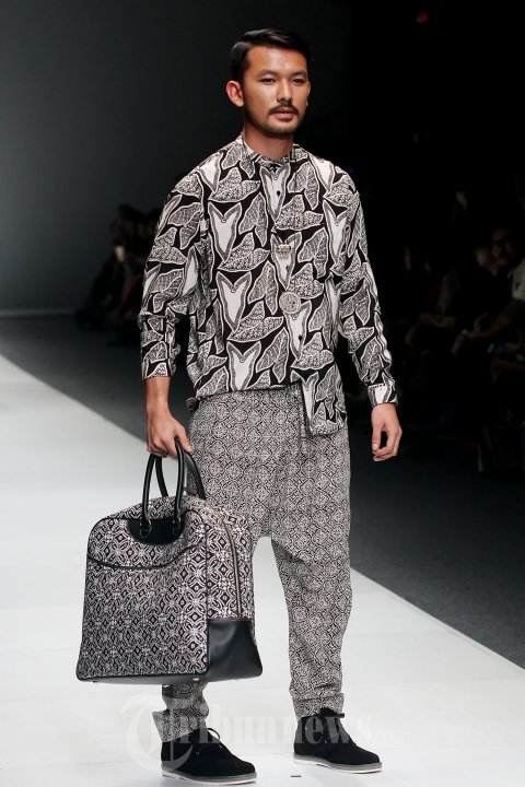 Fashion Show Cossy Latu Featuring Danar Hadi di JFW 2015