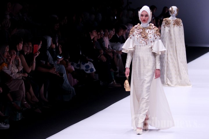 Fashion Show Karya Dian Pelangi Pada Ajang JFW 2017