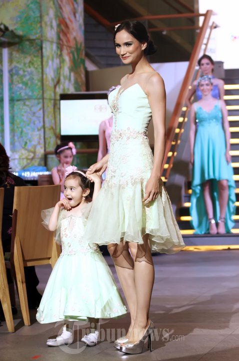 Fashion Show Koleksi Dominique Nadine