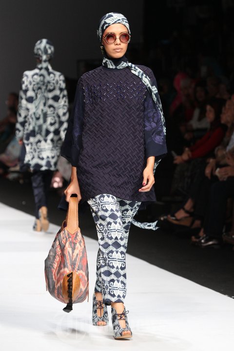 Fashion Show Koleksi Itang Yunasz