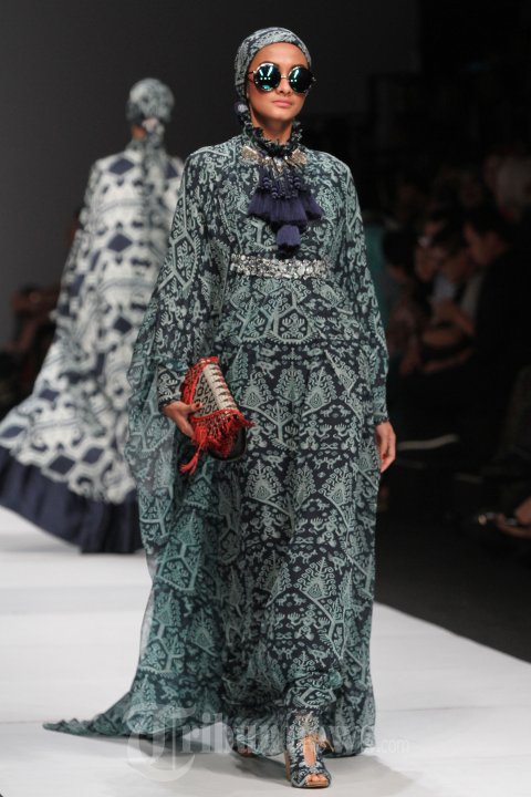 Fashion Show Koleksi Itang Yunasz