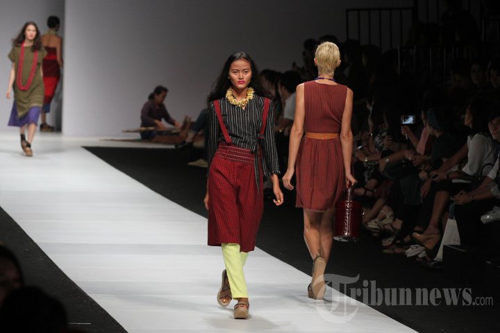 Fashion Show Koleksi Lekat di JFW 2015