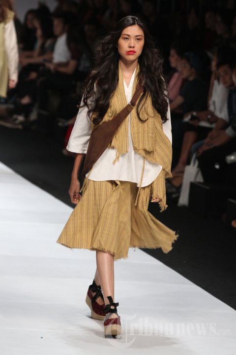 Fashion Show Koleksi Lekat di JFW 2015