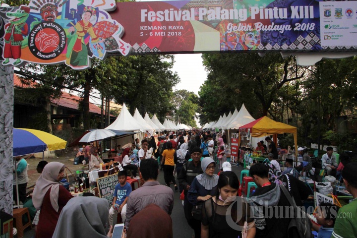 Pengunjung memadati arena Festival Palang Pintu di Jalan Kemang Raya, Jakarta, Minggu (6/5/2018). Festival Palang Pintu Kemang merupakan acara tahunan yang menampilkan beragam budaya Betawi seperti kuliner, tari-tarian hingga musik.