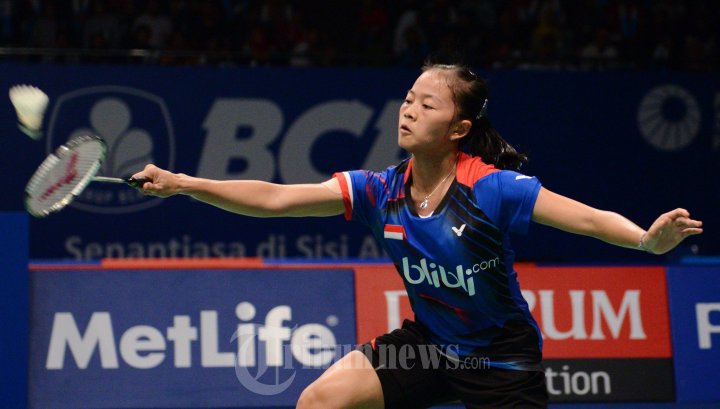 Pebulutangkis putri Indonesia Fitriani berusaha mengembalikan kok dari pebulutangkis putri India Saina Nahwel dalam Turnamen BCA Indonesia Open Metlife BWF World Super Series Premier 2016, di Istora Senayan, Jakarta, Kamis (2/6/2016). Dalam pertandingan tersebut Fitriani gagal mengalahkan Saina Nahwel.