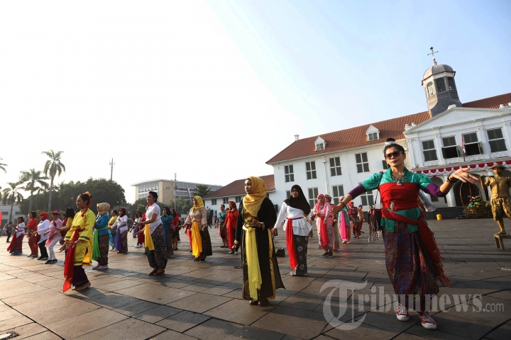 Flash Mob Tari Cokek di Kota Tua Jakarta