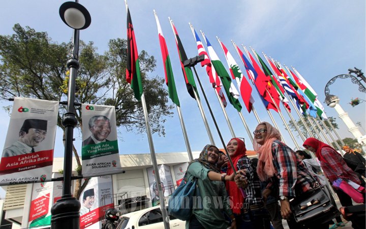 Foto Selfie di Bawah Bendera Peserta KTT Asia-Afrika