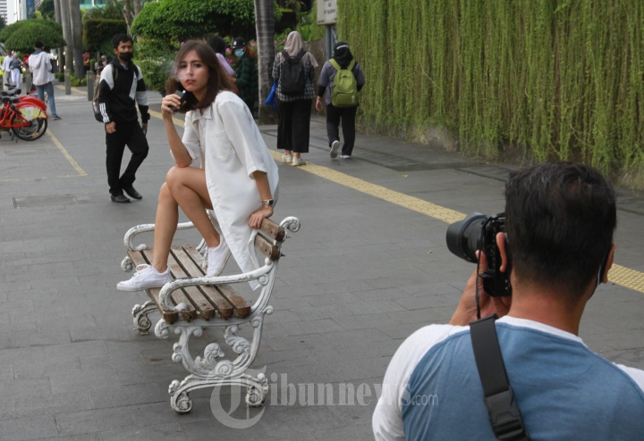 Fotografer Melakukan Pemotretan Model