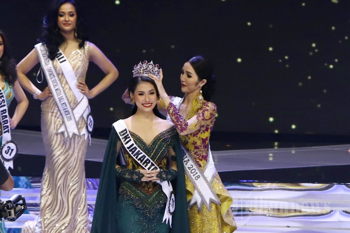 Puteri Indonesia 2018 Sonia Fergina memakaikan mahkota kepada Frederika Alexis Cull dari DKI Jakarta 1 yang terpilih sebagai Puteri Indonesia 2019, pada malam final pemilihan Puteri Indonesia 2019, di JCC Senayan Jakarta, Jumat (8/3/2019). Frederika Alexis Cull menyisihkan 38 finalis dan akan mewakili Indonesia pada ajang pemilihan Miss Universe. 