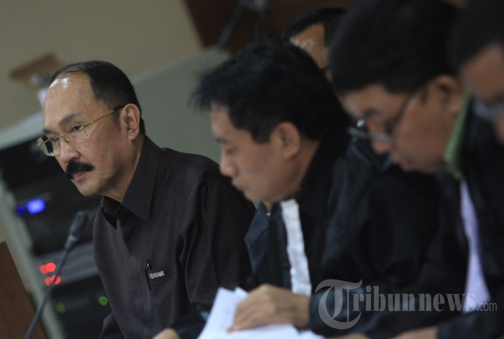 Fredrich Yunadi Mendengarkan Keterangan Saksi