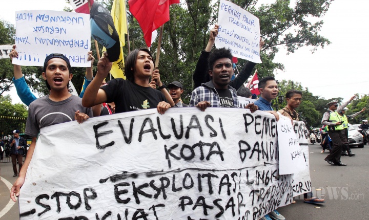 Front Mahasiswa Bandung Unjuk Rasa di Balai Kota