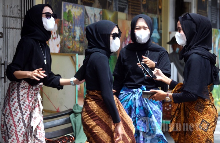 Gadis Cantik Berhijab Aksi Batik Challenge di Jalan Braga