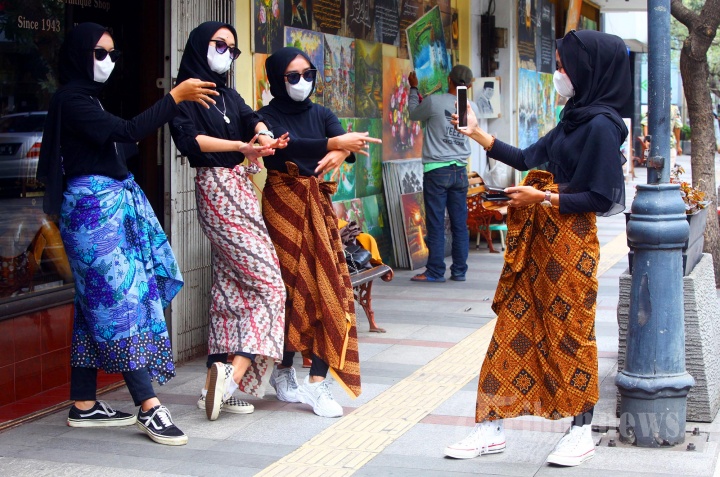 Gadis Cantik Berhijab Aksi Batik Challenge di Jalan Braga