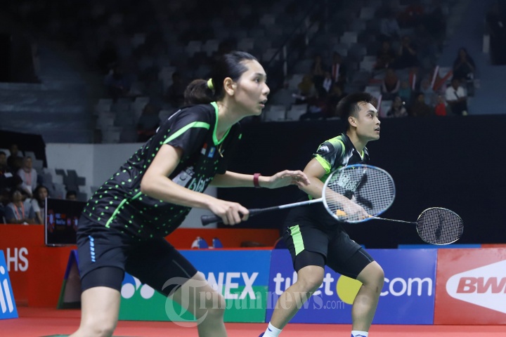 Pasangan ganda campuran Indonesia, Hafiz Faizal/Gloria Emanuelle Widjaja saat melawan ganda campuran Malaysia Tan Kian Meng/Lai Pei Jing pada turnamen Daihatsu Indonesia Masters 2019 di Istora Senayan, Jakarta, Selasa (22/1/2019). Hafiz Faizal/Gloria Emanuelle harus bermain tiga set untuk mengalahkan ganda campuran Malaysia dengan skor 21-12, 13-21, dan 21-18. 