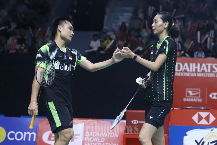Pasangan ganda campuran Indonesia, Hafiz Faizal/Gloria Emanuelle Widjaja saat melawan ganda campuran Malaysia Tan Kian Meng/Lai Pei Jing pada turnamen Daihatsu Indonesia Masters 2019 di Istora Senayan, Jakarta, Selasa (22/1/2019). Hafiz Faizal/Gloria Emanuelle harus bermain tiga set untuk mengalahkan ganda campuran Malaysia dengan skor 21-12, 13-21, dan 21-18. 