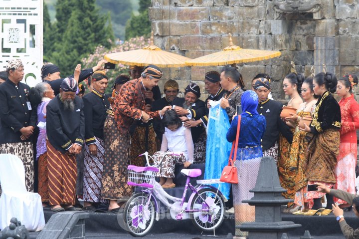 Ganjar Pranowo Jadi Tukang Cukur Rambut Gembel
