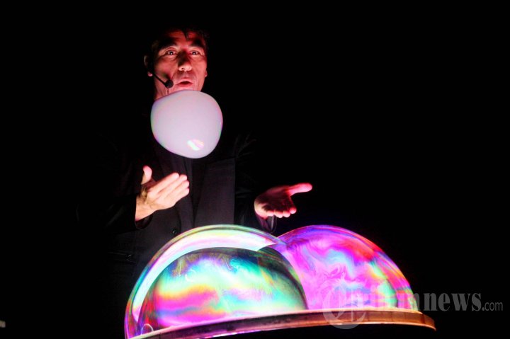 Gazzilion Bubble Show