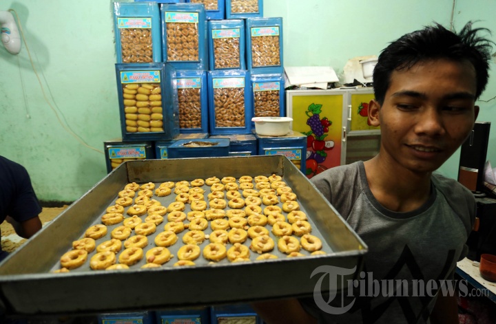 Geliat Sentra Kue Lebaran Kwitang