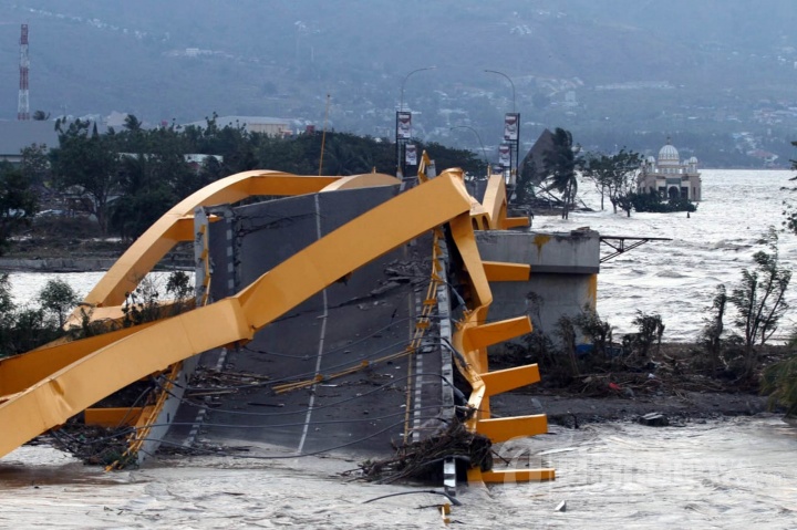 Jembatan Empat Penghubung Palu ke Donggala Putus Akibat Tsunami
