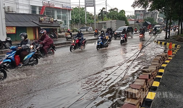 Genangan di Proyek Jembatan Baru Daan Mogot II Kota Tangerang