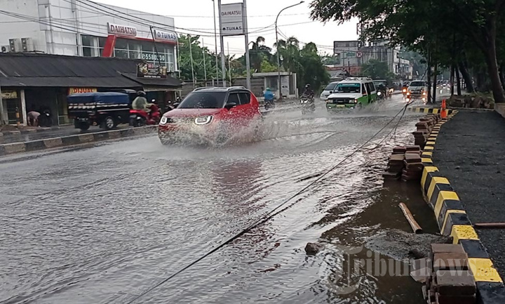 Genangan di Proyek Jembatan Baru Daan Mogot II Kota Tangerang