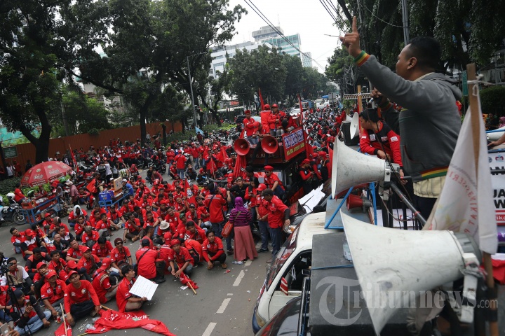 Gerakan Buruh Jakarta Demo Tolak Omnibus Law