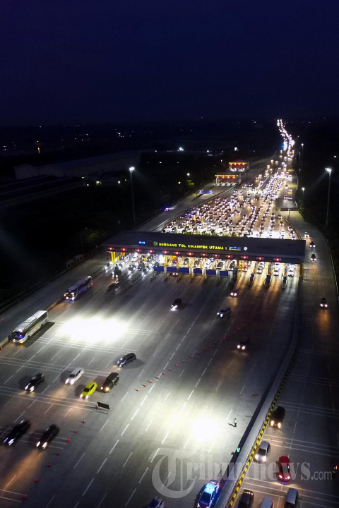 Gerbang Tol Cikampek Utama pada Malam Hari H+4 Lebaran