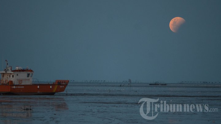 Gerhana Bulan di Surabaya