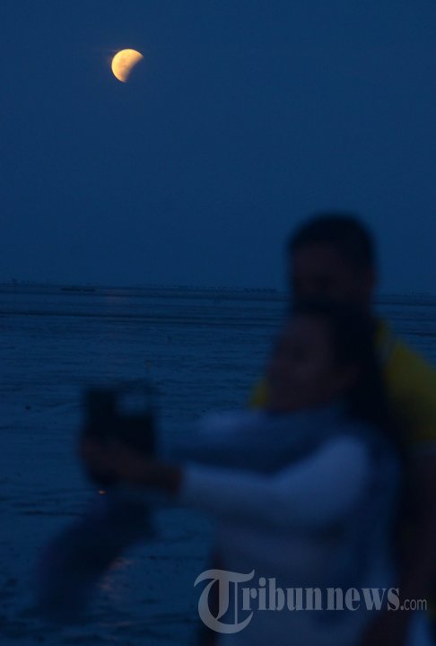 Gerhana Bulan di Surabaya