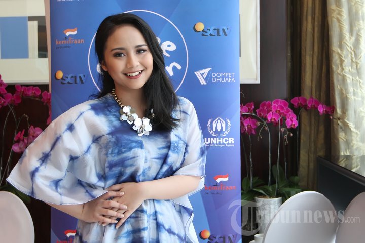 Penyanyi Aluna Sagita Gutawa atau lebih dikenal Gita Gutawa saat ditemui pada konferensi pers Konser Voice Of Children di Shangrila Residence, Jakarta Selatan, Rabu (7/10/2015). Gita Gutawa mendukung Konser Voice Of Children dengan mengumpulkan 1000 Buku untuk tampil secara gratis pada konser tersebut.