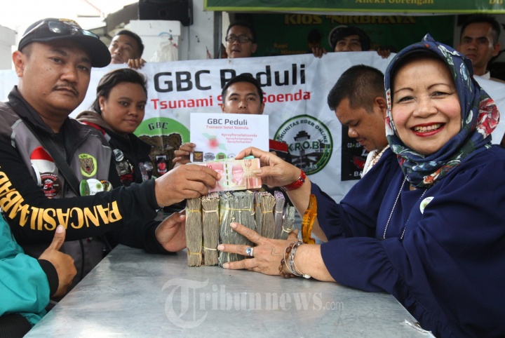 Gojek dan Pelajar Bandung Serahkan Bantuan Tsunami Selat Sunda