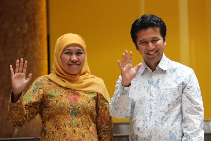 Pasangan Bakal Calon Gubernur dan Wakil Gubernur Jawa Timur yang diusung Partai Golkar Khofifah Indar Parawarsa (kiri) dan Emil Dardak (kanan) di Kantor DPP Partai Golkar, Jakarta, Rabu (22/11/2017). Partai Golkar resmi mengusung pasangan Khofifah Indar Parawarsa dan Emil Dardak sebagai calon Gubernur dan Wakil Gubernur Jawa Timur pada Pilkada 2018. 
