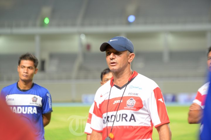 Gomes De Olievera Pelatih Madura United