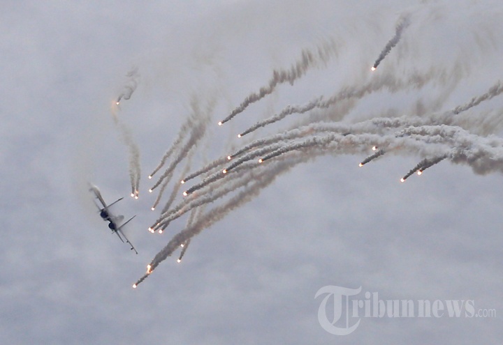 F-16 Bermanuver di Langit Jakarta Jelang HUT TNI AU