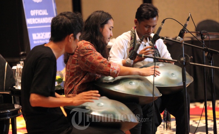 Grup Musik Balaruna Mainkan Alat Handpan