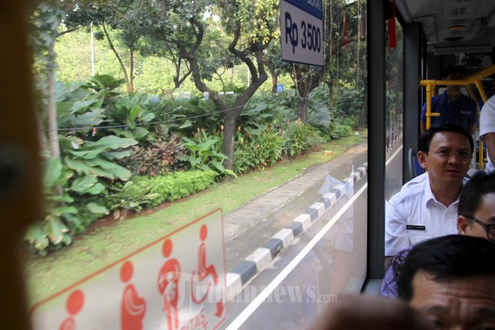 Guber Ahok Cek Bus TransJakarta Baru