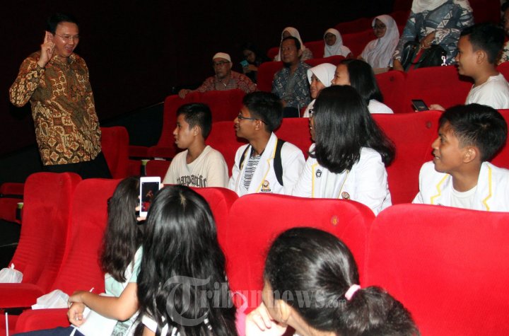 Gubernur Ahok Nonton Film Guru Bangsa