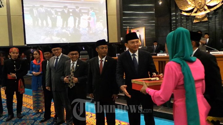 Gubernur DKI dan Wagub DKI Ajukan APBD ke DPRD DKI
