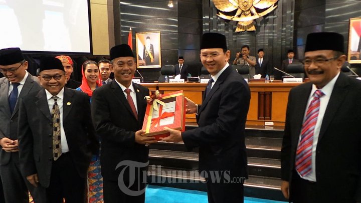 Gubernur DKI dan Wagub DKI Ajukan APBD ke DPRD DKI