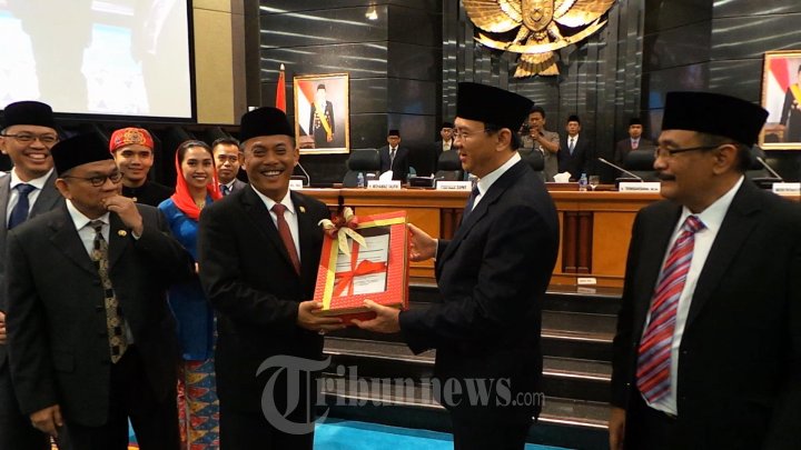 Gubernur DKI dan Wagub DKI Ajukan APBD ke DPRD DKI