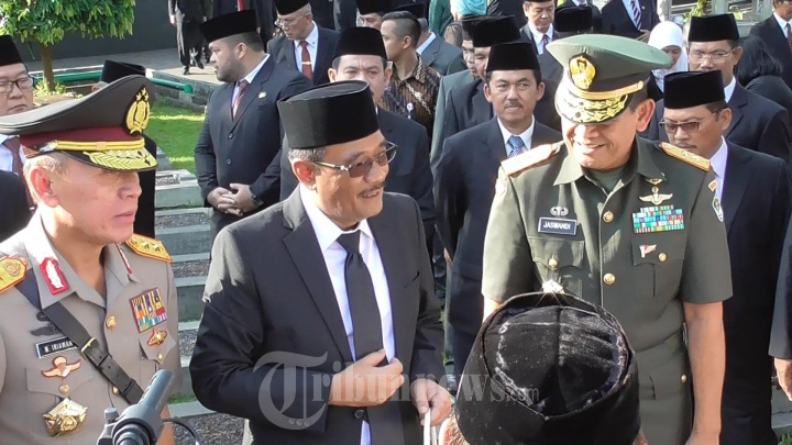 Gubernur DKI Didampingi Kapolda dan Pangdam Ziarah
