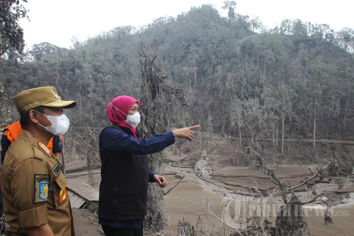 Gubernur Jawa Timur Tinjau Jembatan Putus Akibat Erupsi