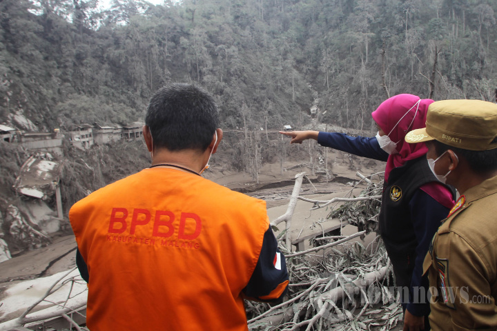 Gubernur Jawa Timur Tinjau Jembatan Putus Akibat Erupsi