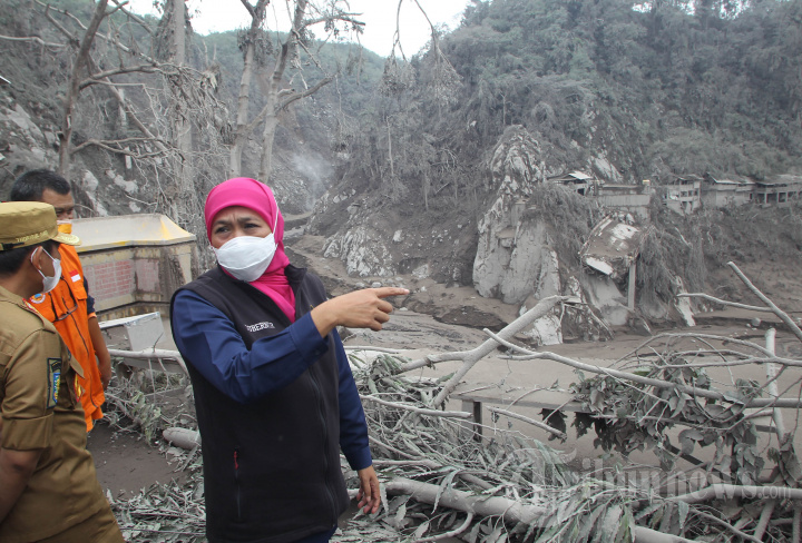 Gubernur Jawa Timur Tinjau Jembatan Putus Akibat Erupsi