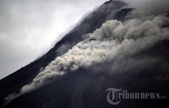 Guguran Awan Panas dan Lava Pijar Gunung Merapi