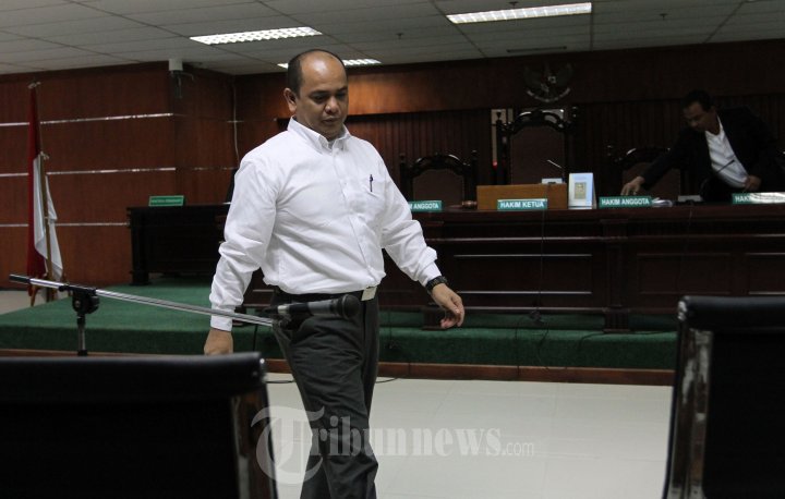 Gulat Manurung Menjalani Sidang Pembelaan
