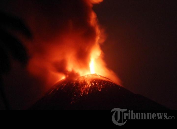 Gunung Soputan Meletus