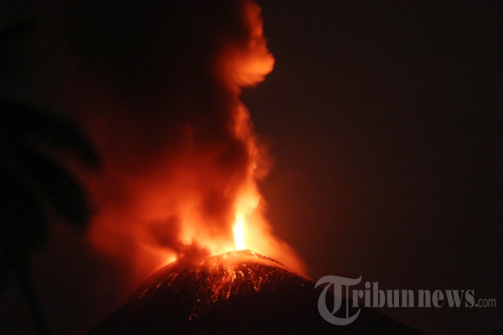 Gunung Soputan Meletus