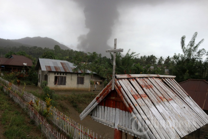 Gunung Soputan Meletus